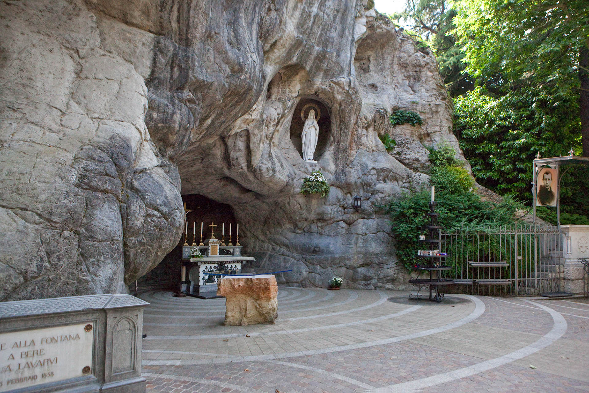 Pellegrinaggio a Lourdes  Accompagnato da Suor Maria Gloria Riva